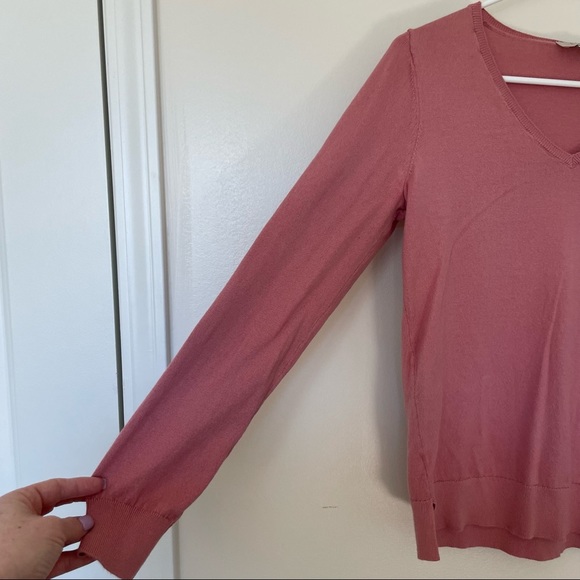 Loft Outlet Pink Long Sleeve V-Neck Light Weight Top. Size Small. - Picture 3 of 7